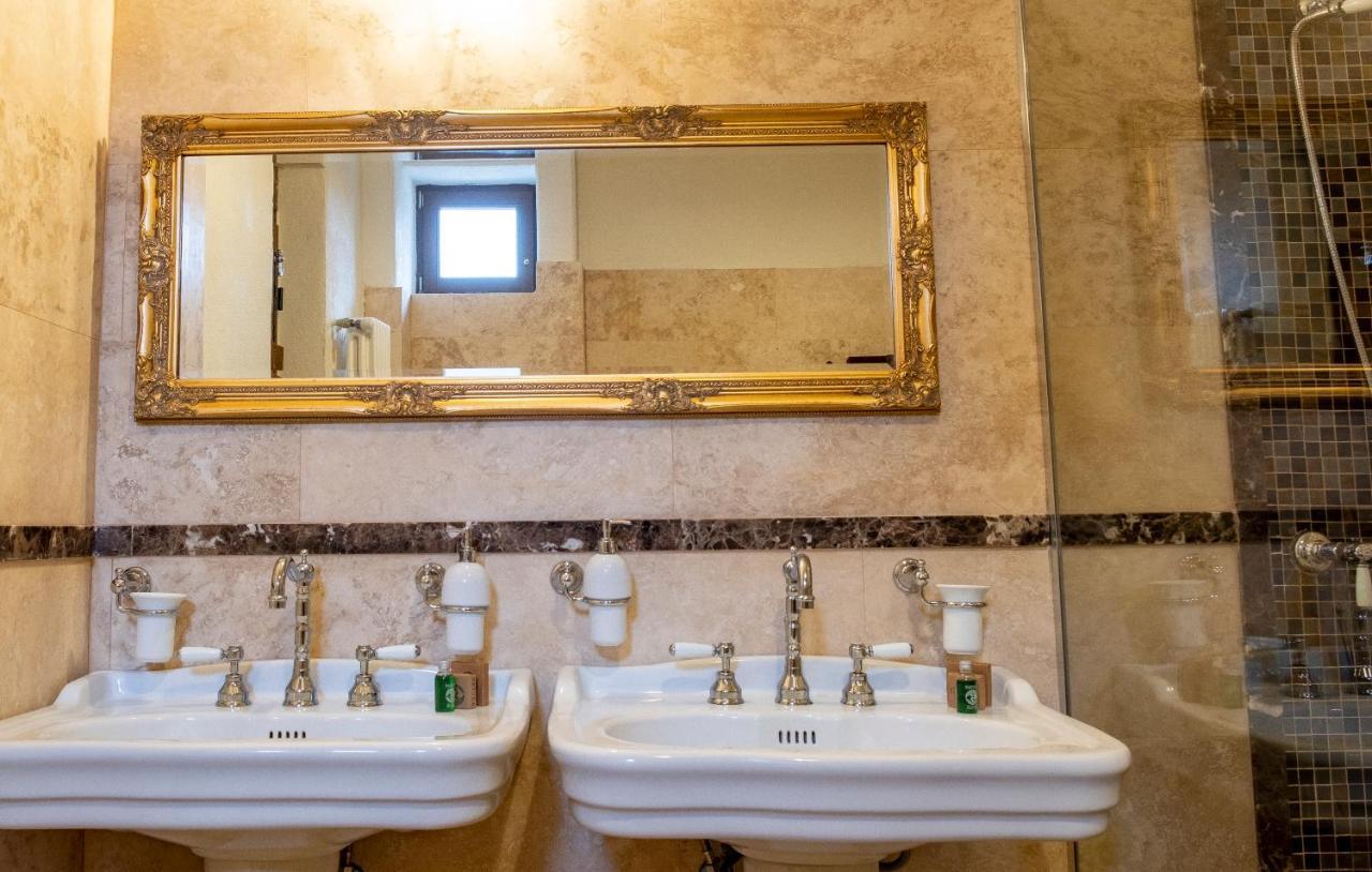 The Throne - M Museum Hotel Sighisoara Luaran gambar