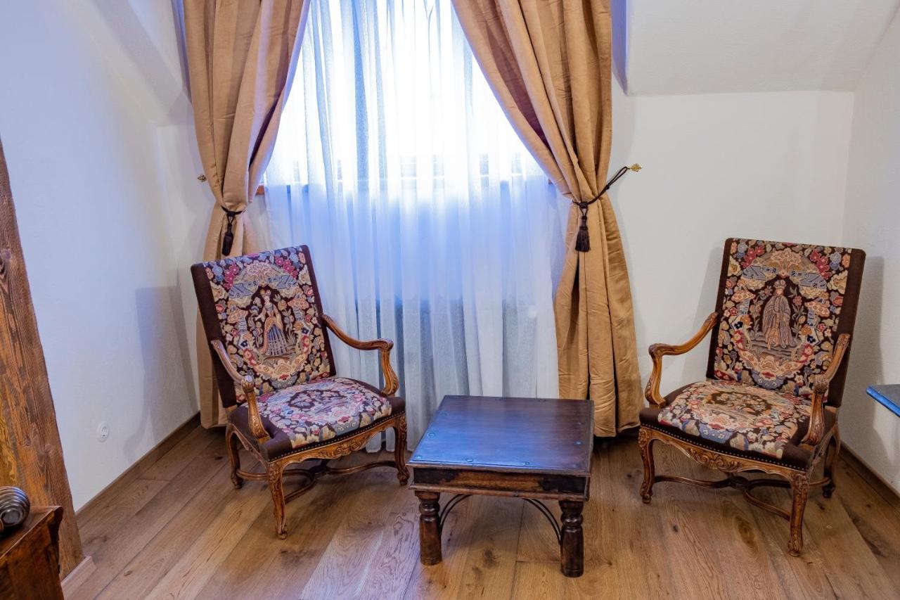 The Throne - M Museum Hotel Sighisoara Luaran gambar