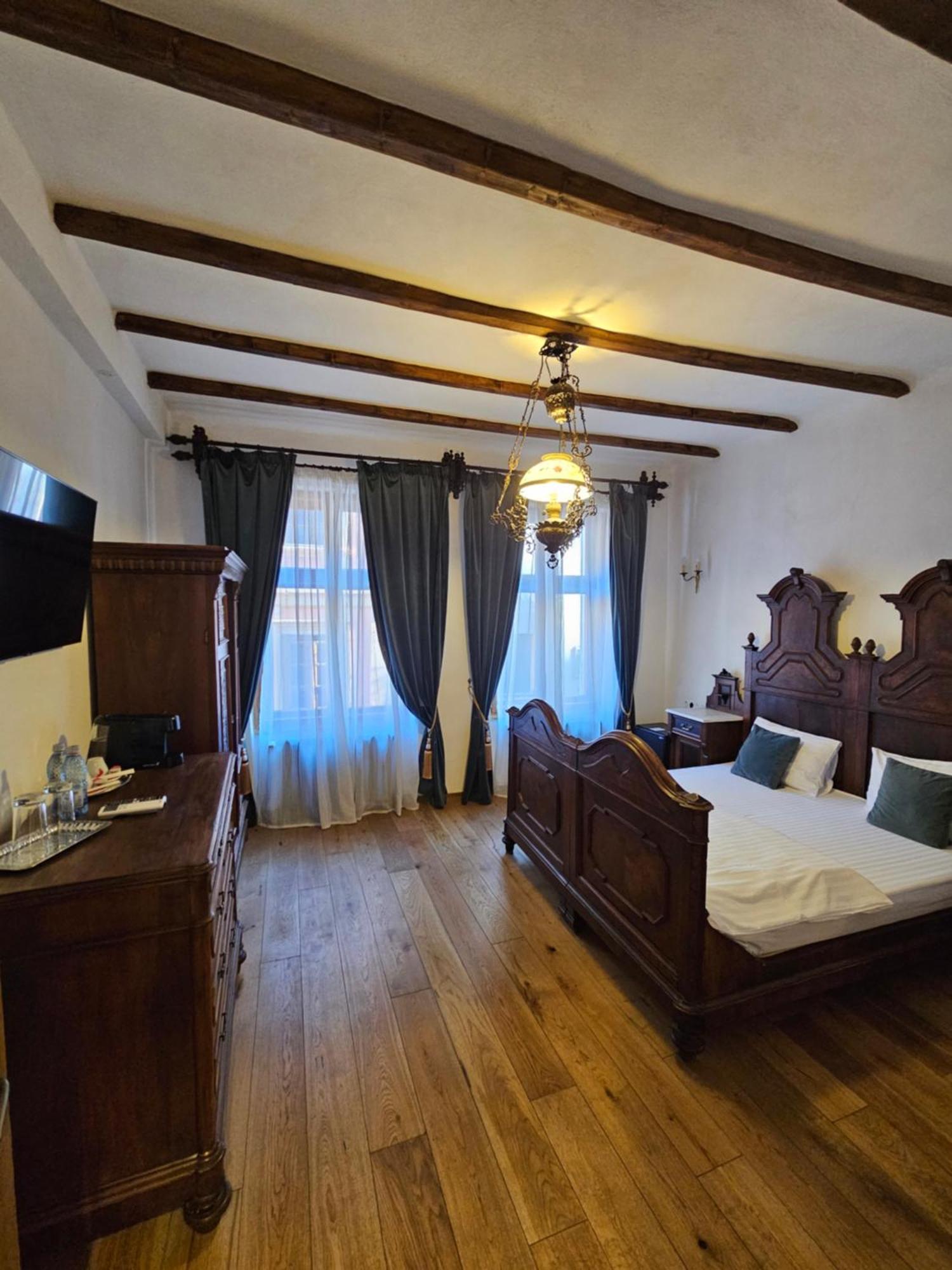 The Throne - M Museum Hotel Sighisoara Luaran gambar