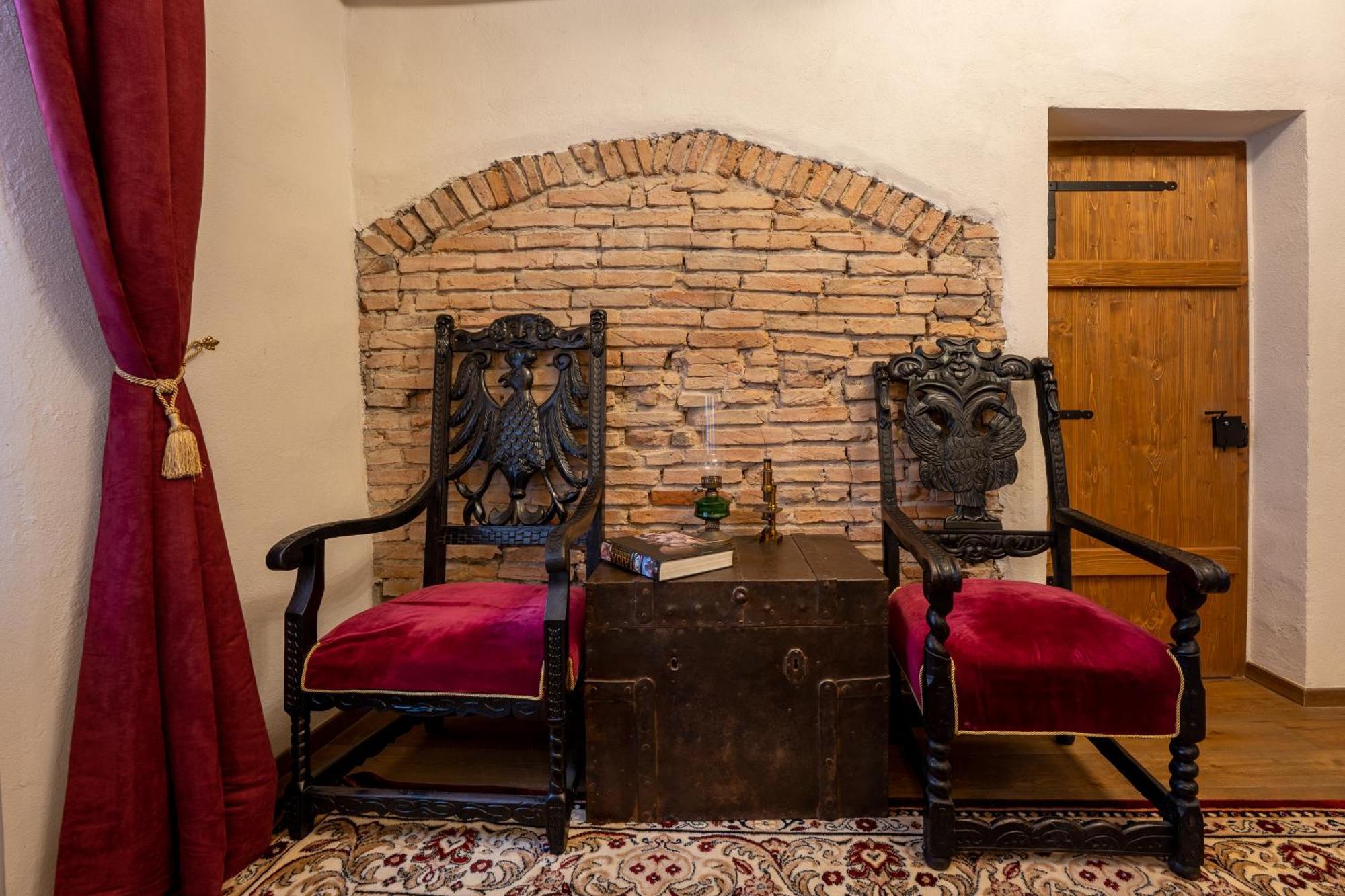 The Throne - M Museum Hotel Sighisoara Luaran gambar