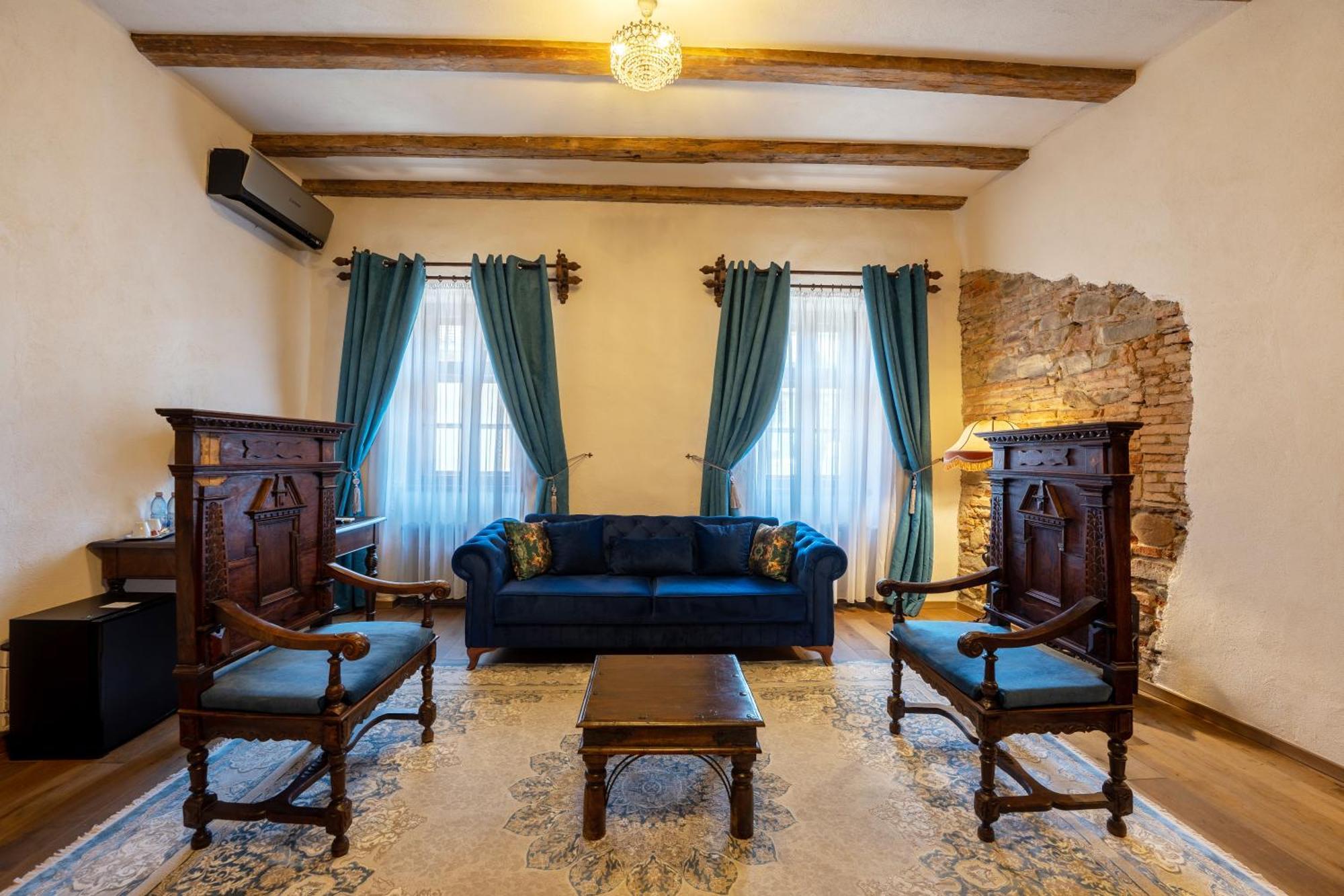 The Throne - M Museum Hotel Sighisoara Luaran gambar