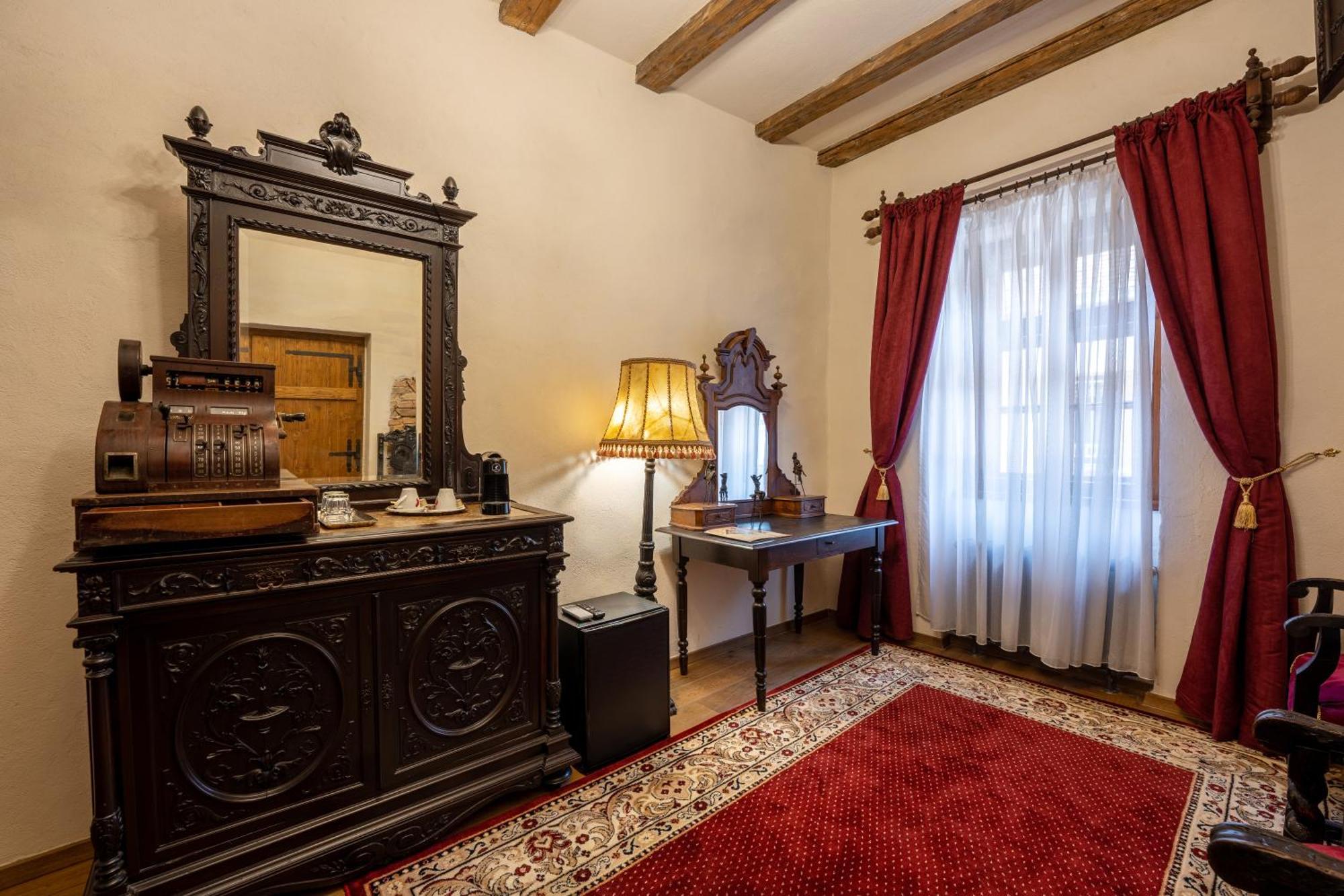 The Throne - M Museum Hotel Sighisoara Luaran gambar