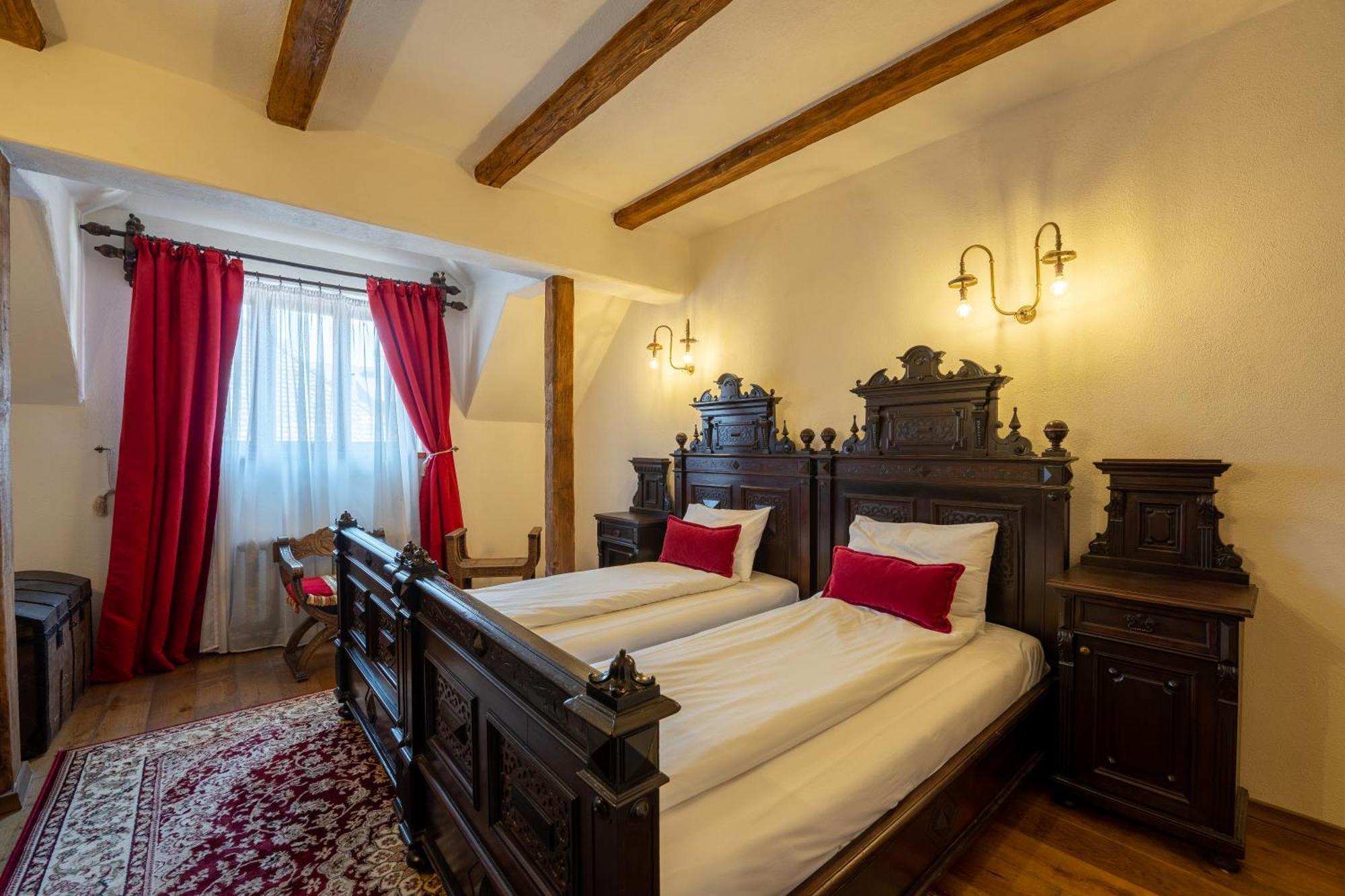 The Throne - M Museum Hotel Sighisoara Luaran gambar