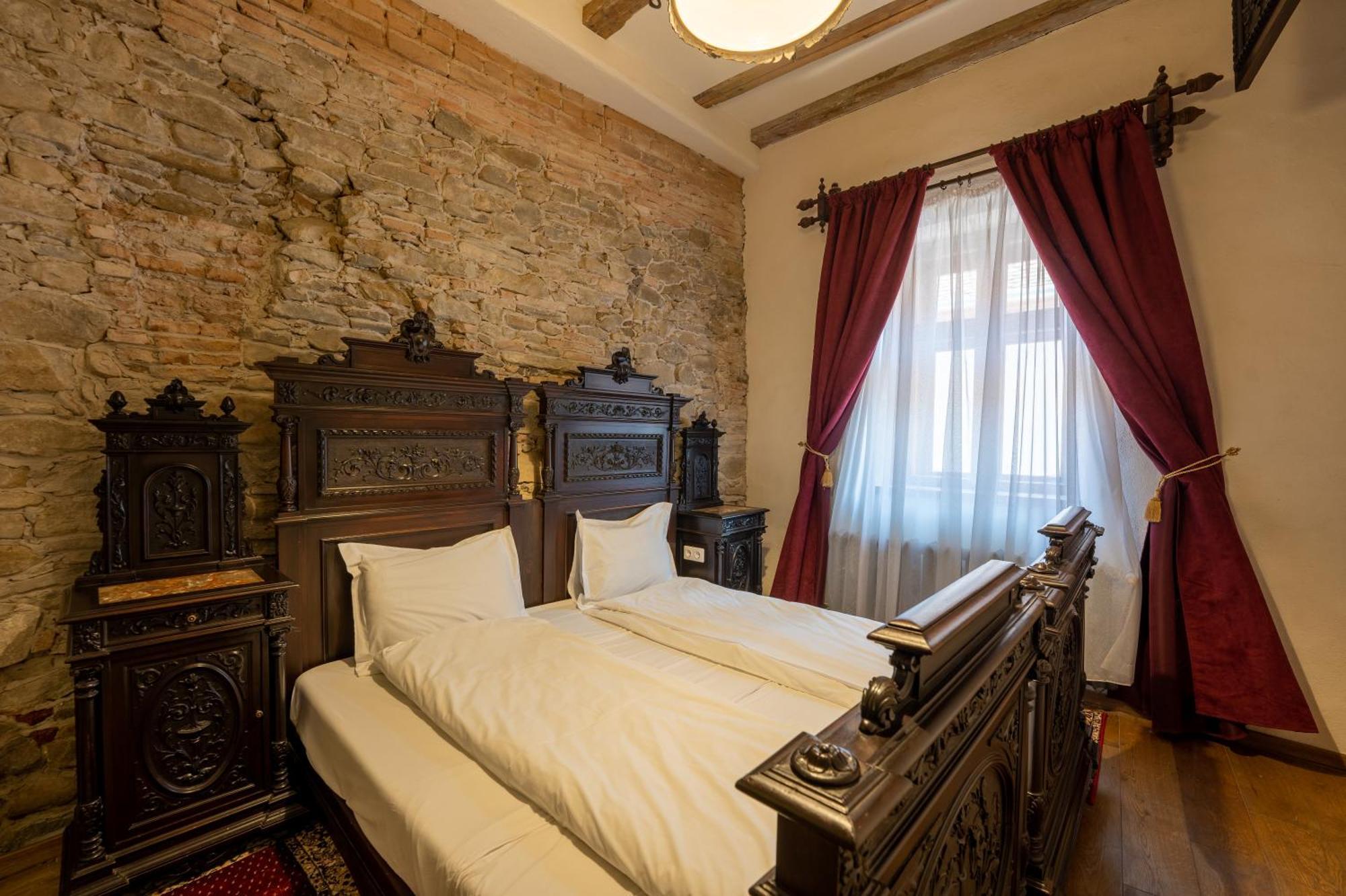 The Throne - M Museum Hotel Sighisoara Luaran gambar