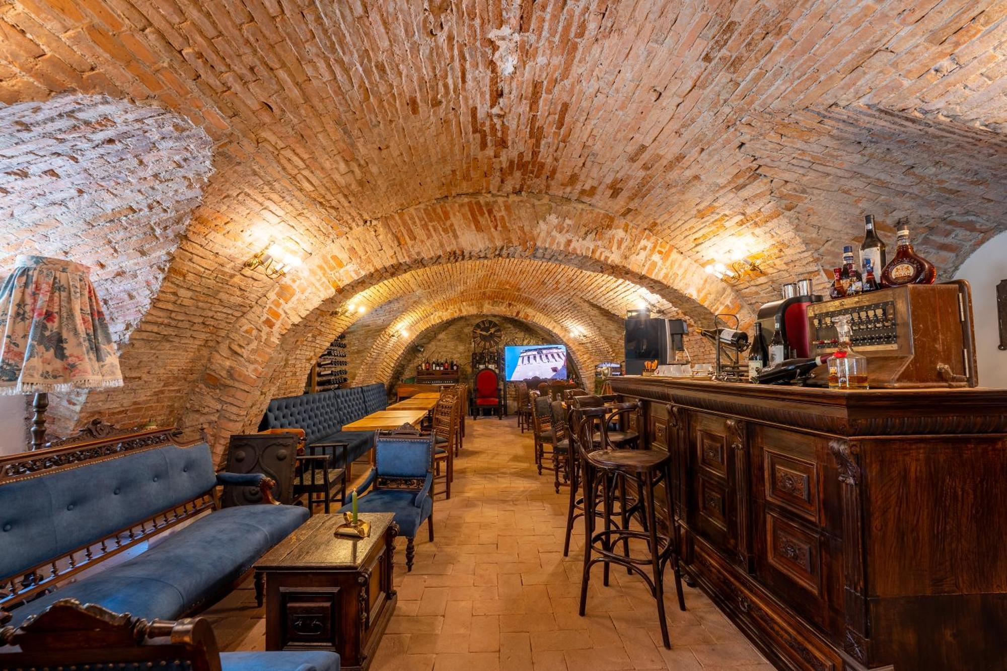 The Throne - M Museum Hotel Sighisoara Luaran gambar